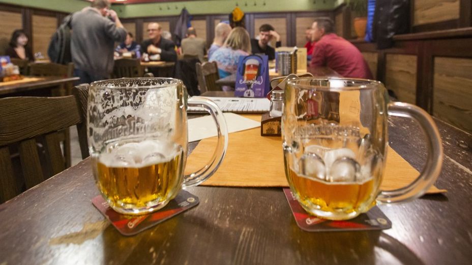 Desítky českých restaurací na protest nezavřely, zasahovala policie